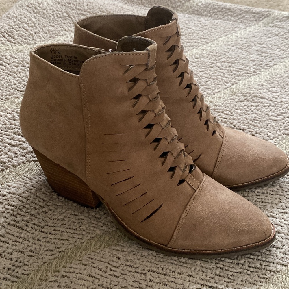 Ally Coconuts by Matisse Booties EUC
